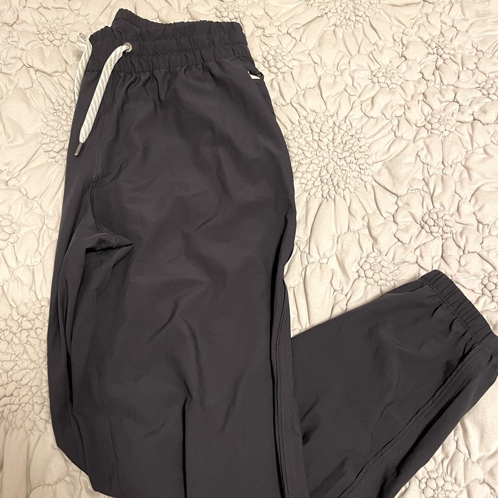 ✨Vuori Weekend Jogger ✨ Size Small ✨ Color midnight